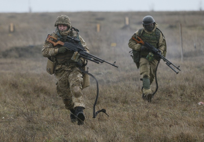 Servicemen of Ukrainian special operation forces take part in tactical exercises at a shooting range in Khmelnytsky region, Ukraine November 20, 2015.  REUTERS/Valentyn Ogirenko