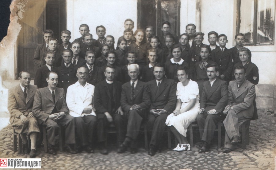 –Українська приватна гімназія, 1938 р. Стефа – у другому ряді, друга праворуч