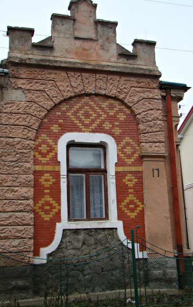 Фасад одного будинку по вул. Маланюка