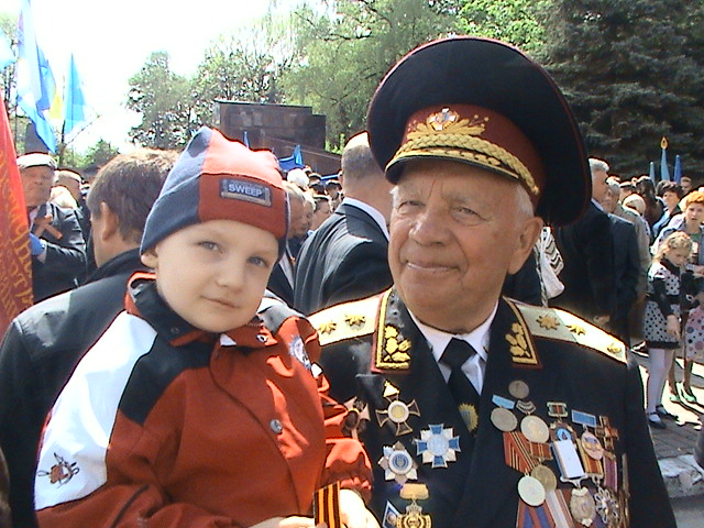 Максим з генералом - ветераном біля Вічного вогню. 9 травня                   