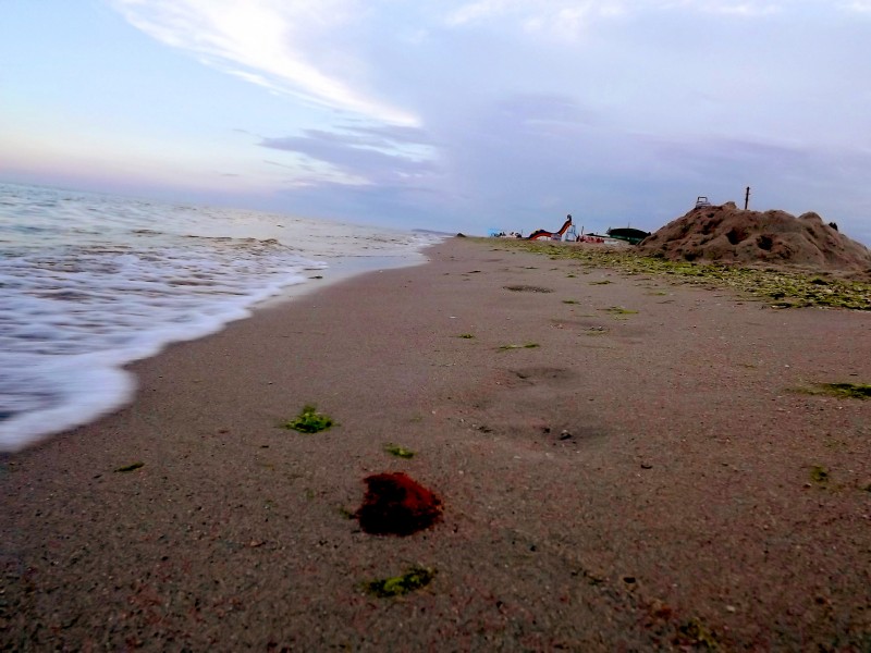 Світанок. Ще хвилину тому, на піску були мої сліди. Щодня, невтомно і безупинно море змиває "сліди" нашого перебування...