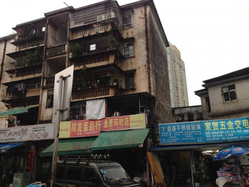 У Китаї майже все забудоване хмарочосами, але трапляються ще старі будинки