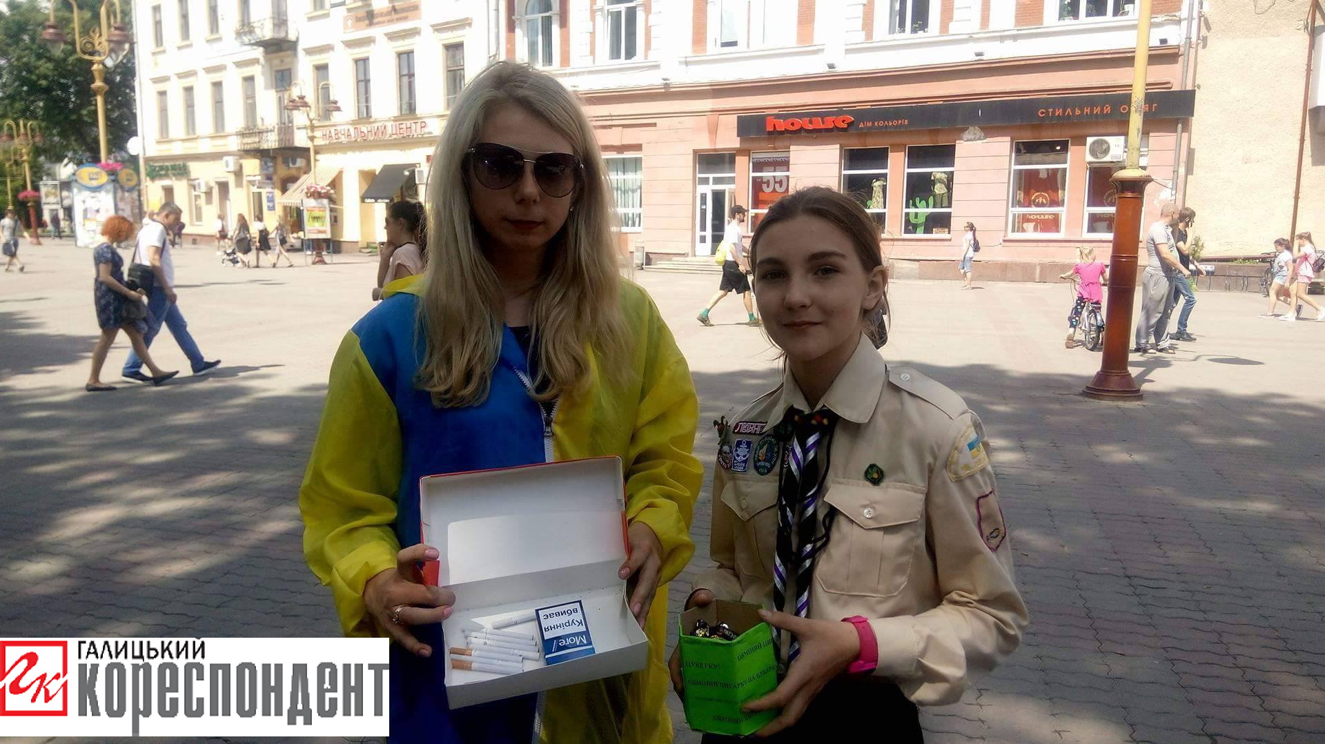 У центрі Івано-Франківська перехожим пропонували обміняти цигарку на цукерку