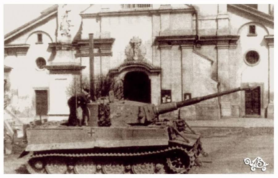 Німецький танк Тигр біля Колегіати