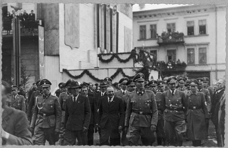 Німецькі вищі офіцери після закінчення виступу на площі А. Гітлера (Вічевий майдан)