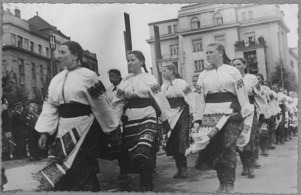 Українські дівчата ідуть походом вулицями Станиславова з нагоди свята Дивізії =Галичина=