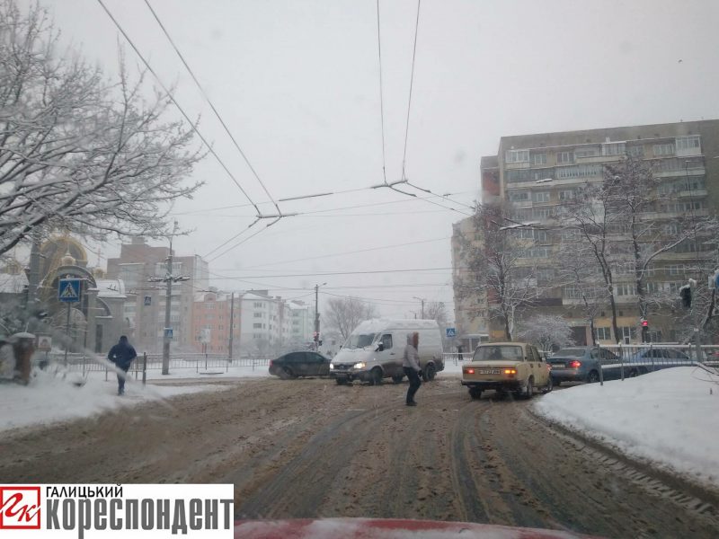«Все місто посипане», – директор МДК про очищення доріг від снігу в Франківську