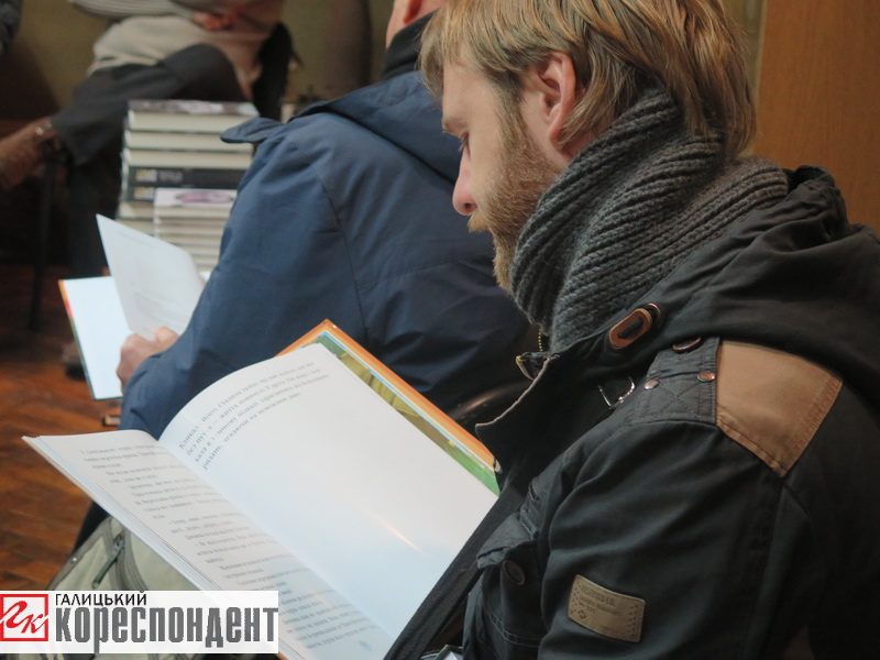 Війна очима атовця: у Франківську учасники АТО презентували свої книги (фоторепортаж)