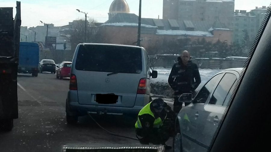 ДТП у Франківську: на Надрічній зіткнулися легковик та мікроавтобус (фото)