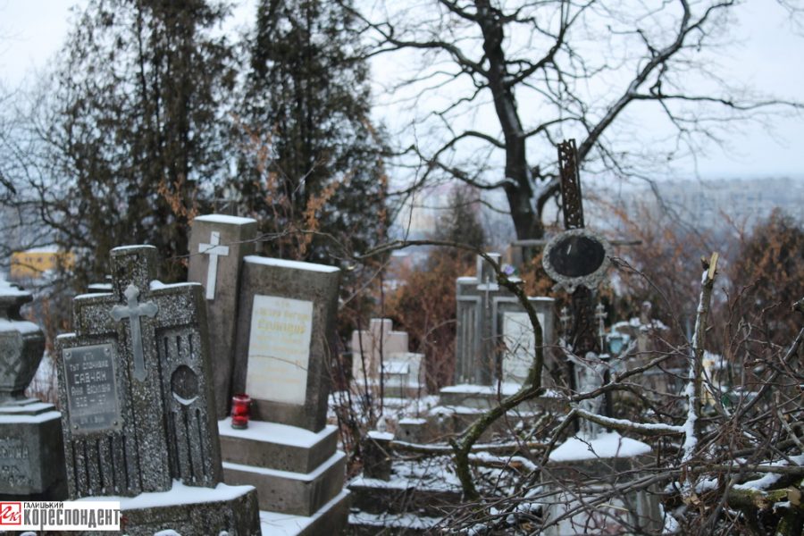 Учасник АТО та гірський рятувальник наводять лад та шукають цікаві поховання на старому міському кладовищі Калуша (фото)