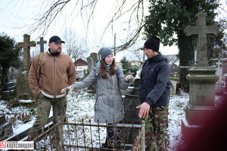 Учасник АТО та гірський рятувальник наводять лад та шукають цікаві поховання на старому міському кладовищі Калуша (фото)