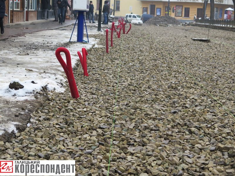 На одній із франківських вулиць викладуть гранітну бруківку (фоторепортаж)
