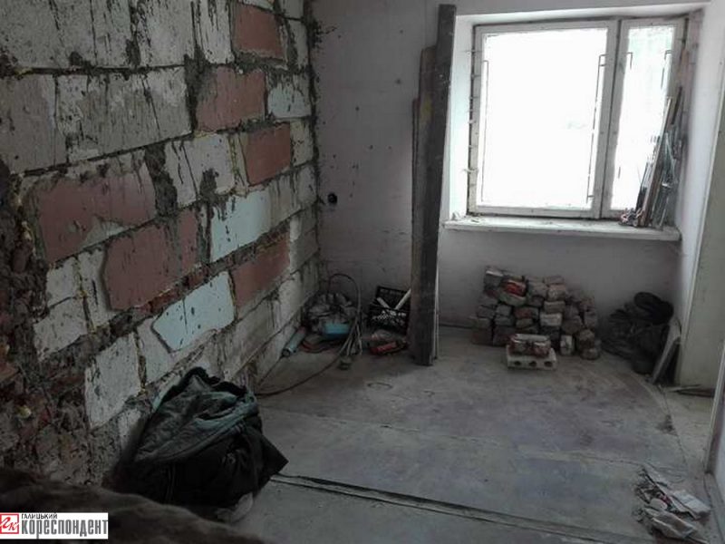 Багатодітна сирота із Прикарпаття просить владу Франківська надати її родині гідне житло (фото)