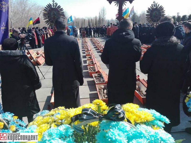 У Дем'яновому Лазу відбулось перепоховання останків 134 жертв НКВС (фоторепортаж)