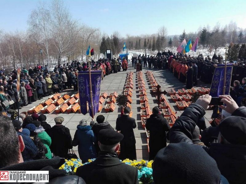 У Дем'яновому Лазу відбулось перепоховання останків 134 жертв НКВС (фоторепортаж)
