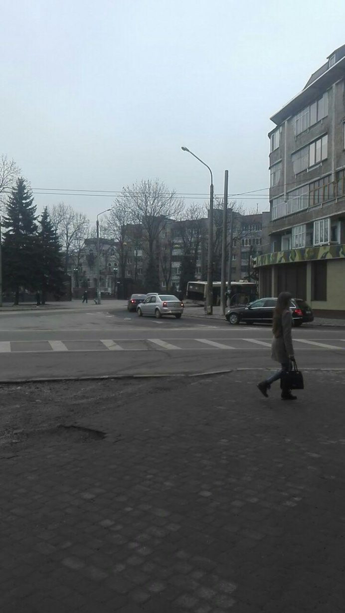 «30 км відремонтованих доріг». Сьогодні на одній з центральних вулиць міста, в автобуса відпало колесо (фото)