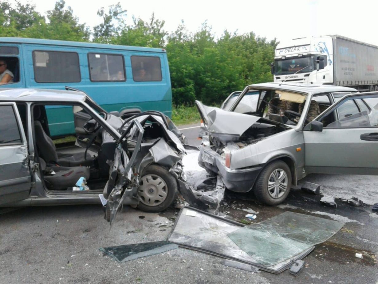 У Снятинському районі трапилася аварія, є жертви (фотофакт)
