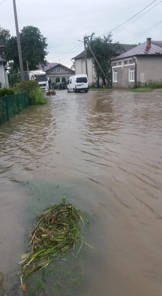 Болехів «поплив», у Надврнянському районі зсув ґрунту, а в Яремче затопило автомобільну дорогу – нові наслідки негоди на Прикарпатті