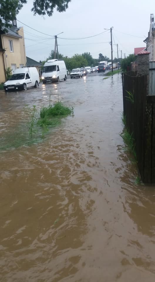 Болехів «поплив», у Надврнянському районі зсув ґрунту, а в Яремче затопило автомобільну дорогу – нові наслідки негоди на Прикарпатті