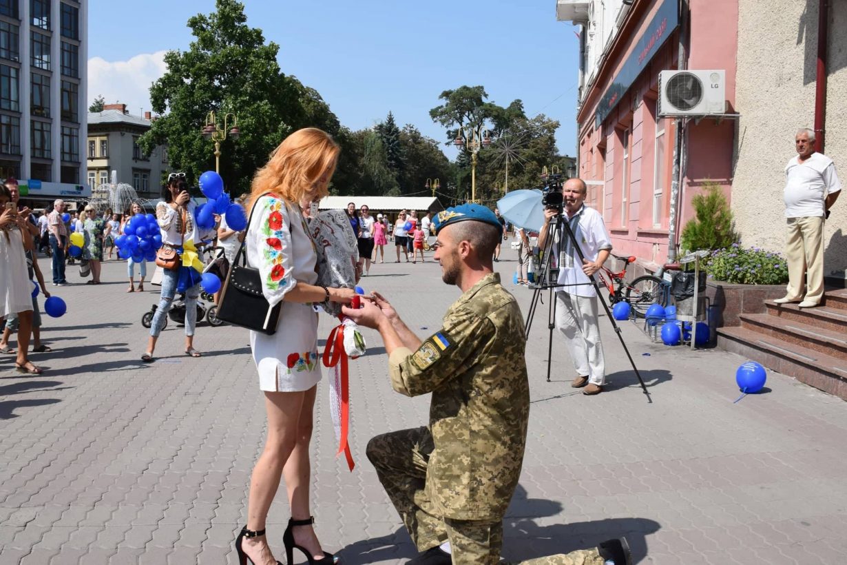 В День Незалежності, у Івано-Франківську військовий освідчився своїй коханій (фотофакт)