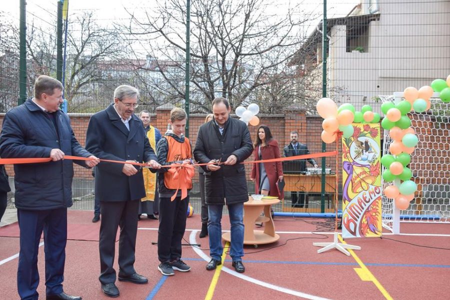 У Франківську відкрили новий спортивний майданчик (фотофакт)