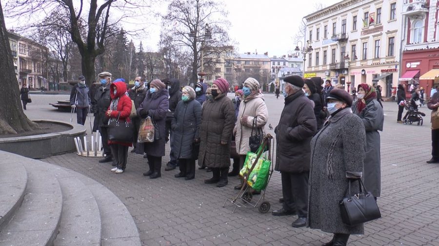 У центрі Івано-Франківська вручили продуктові набори самотнім людям ФОТО