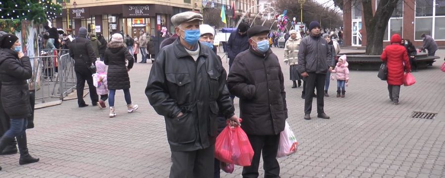 У центрі Івано-Франківська вручили продуктові набори самотнім людям ФОТО