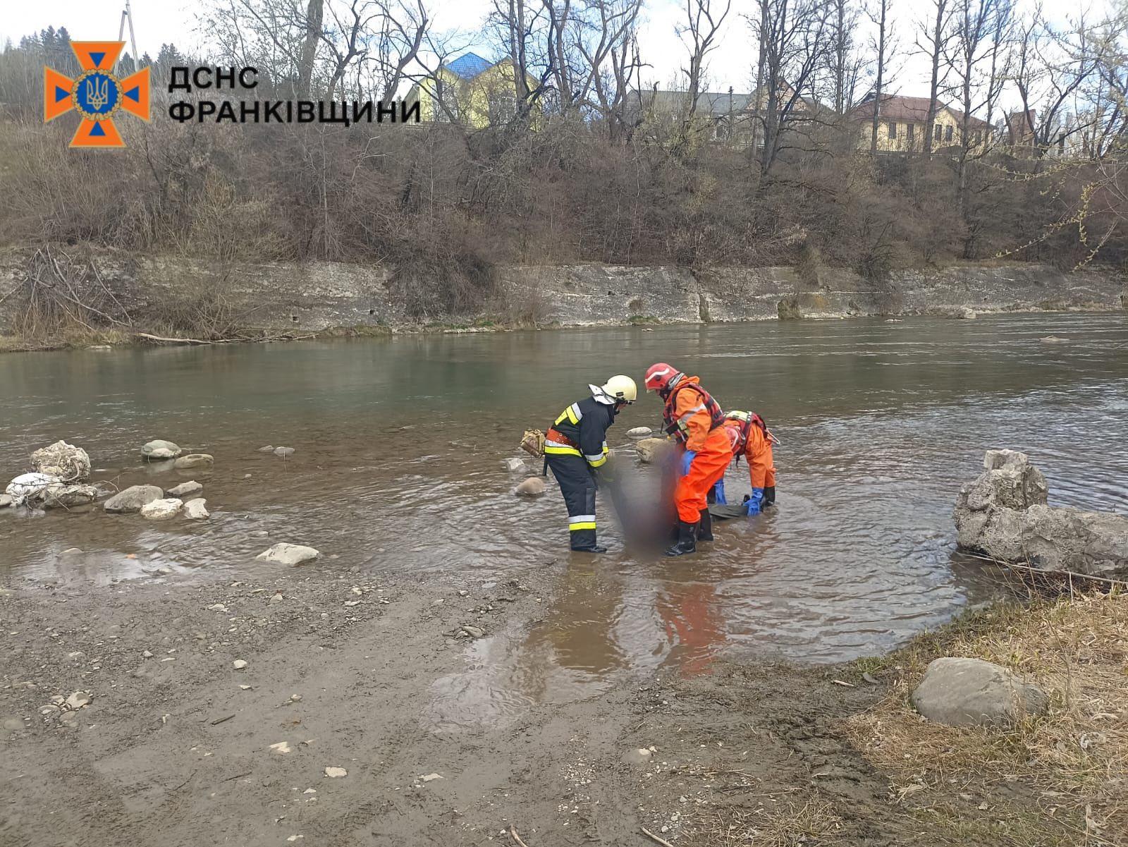 У Верховині з річки витягнули тіло чоловіка
