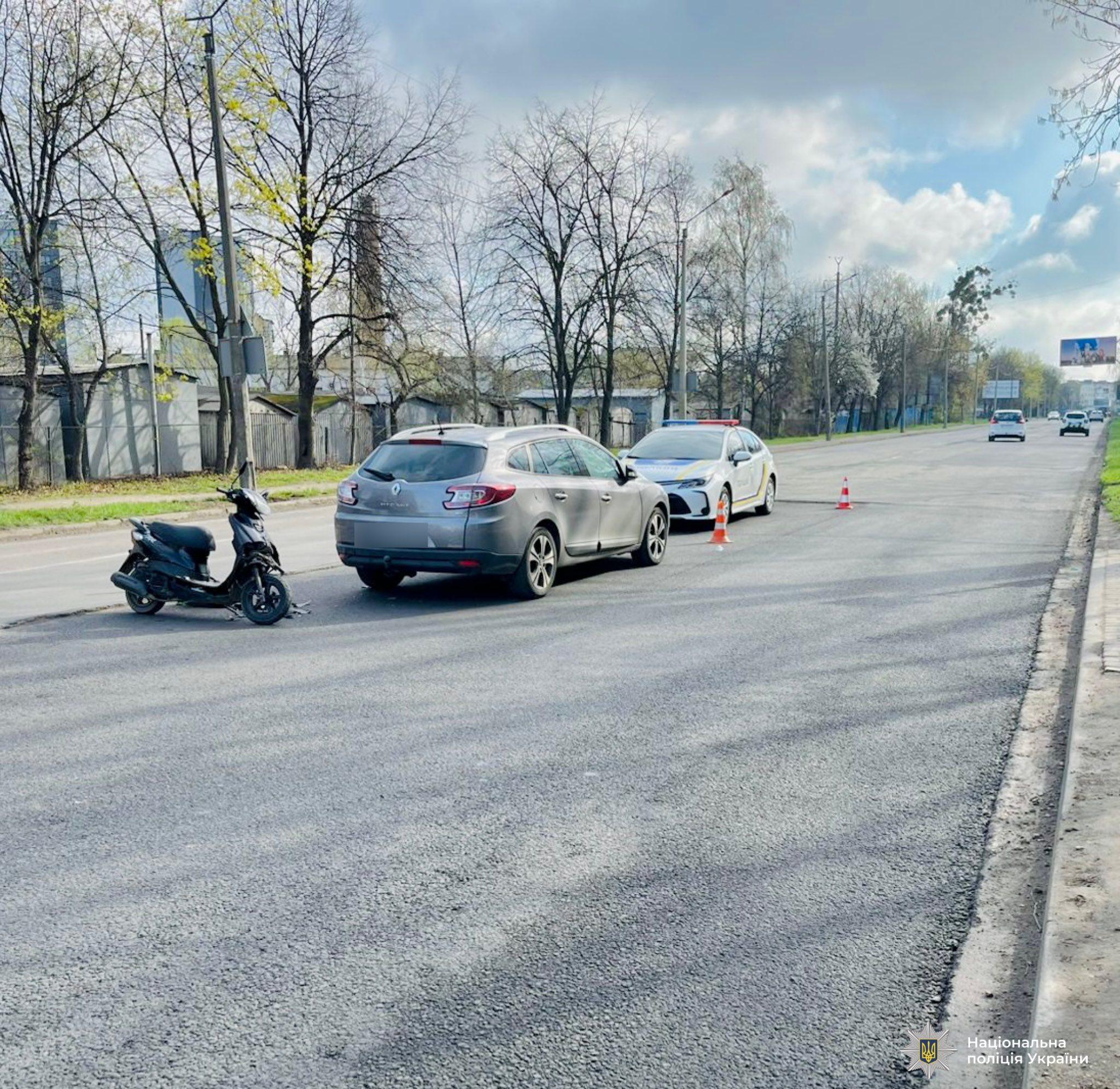 У Франківську 15-річний скутерист в'їхав у легковик - є постраждала