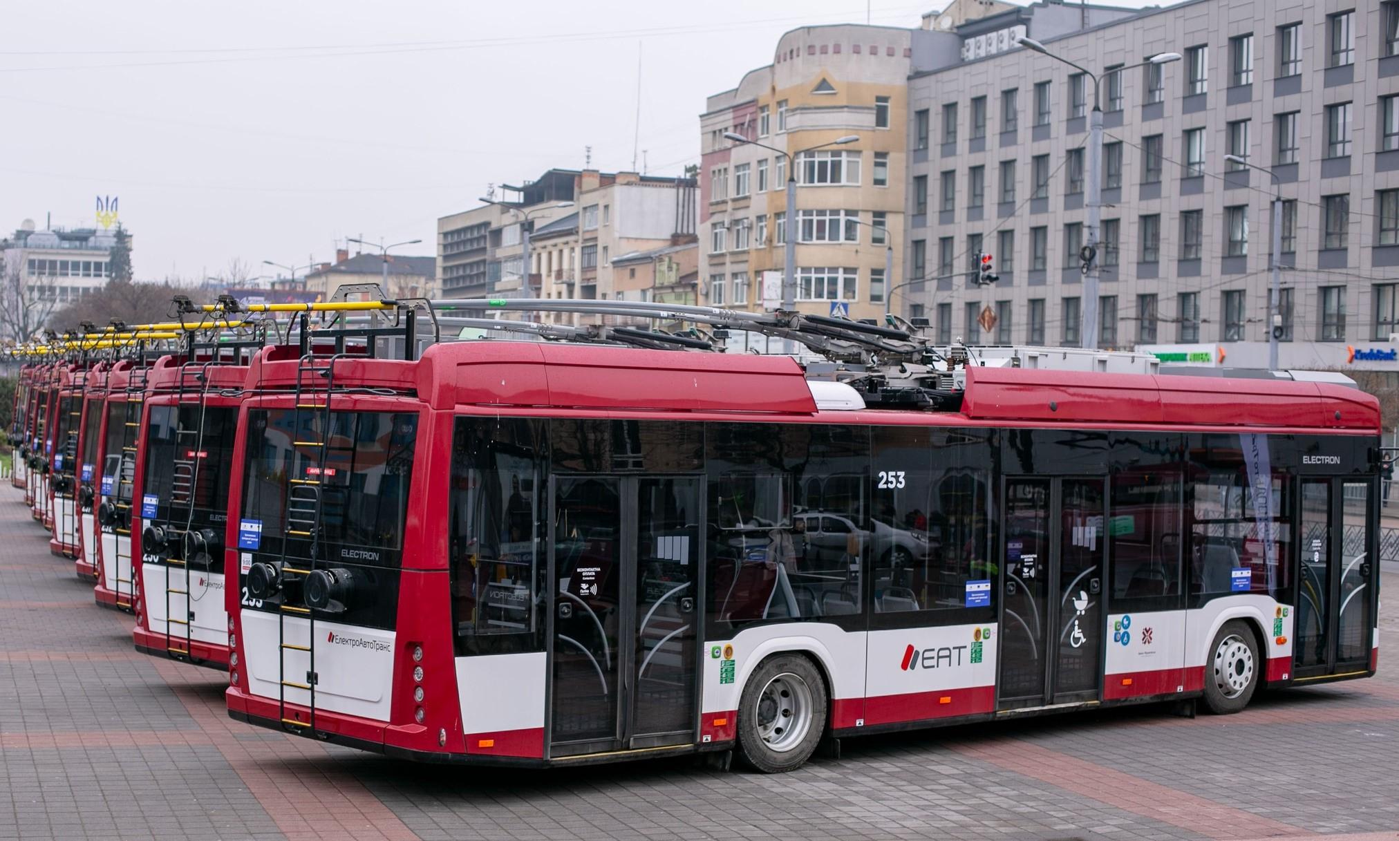 Дуобуси виїхали на маршрут №9