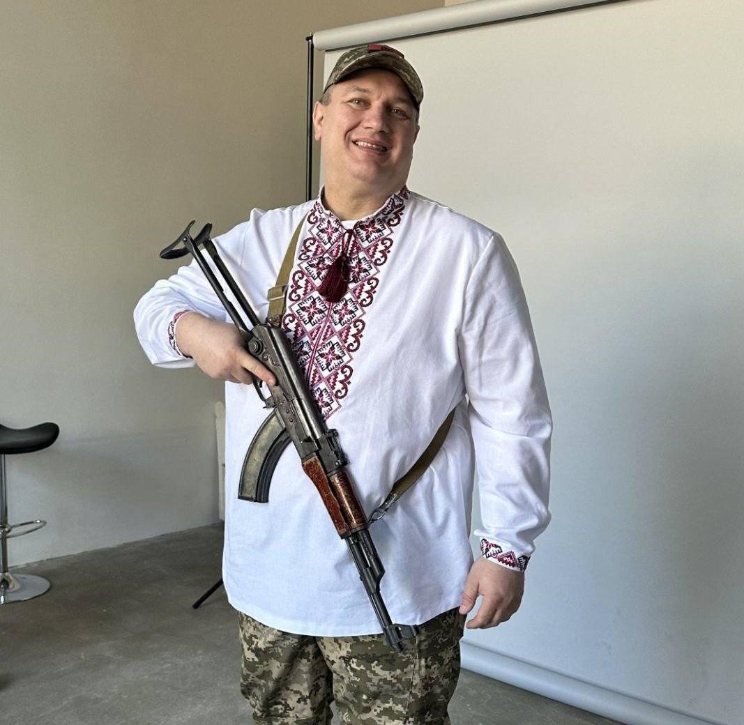 Нарешті дозволив собі: у Франківську ветеран Петро Салама вперше у житті вдягнув вишиванку