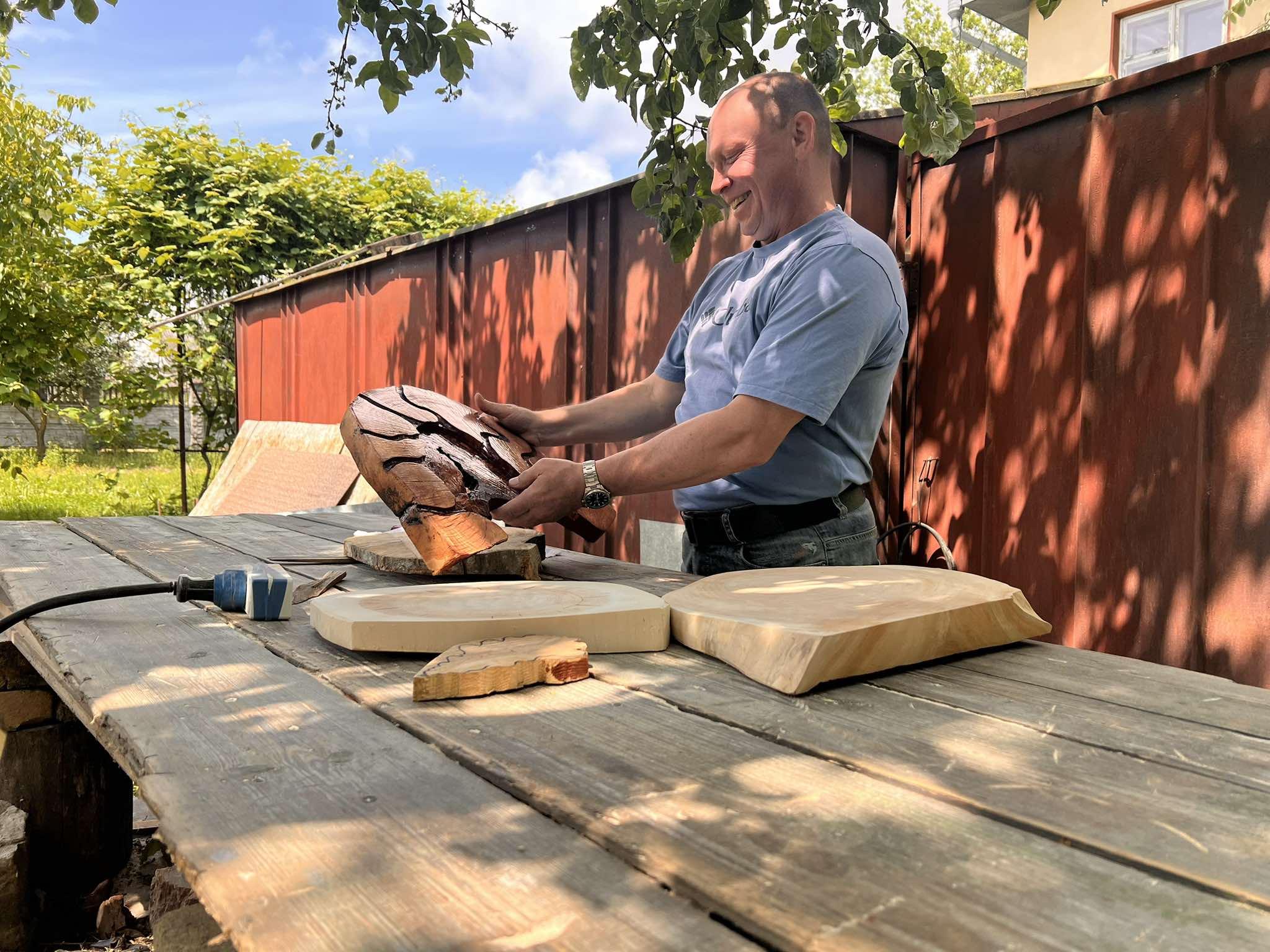 Після війни – дерево і метал: як ветеран із Бахмута творить унікальний декор на Прикарпатті