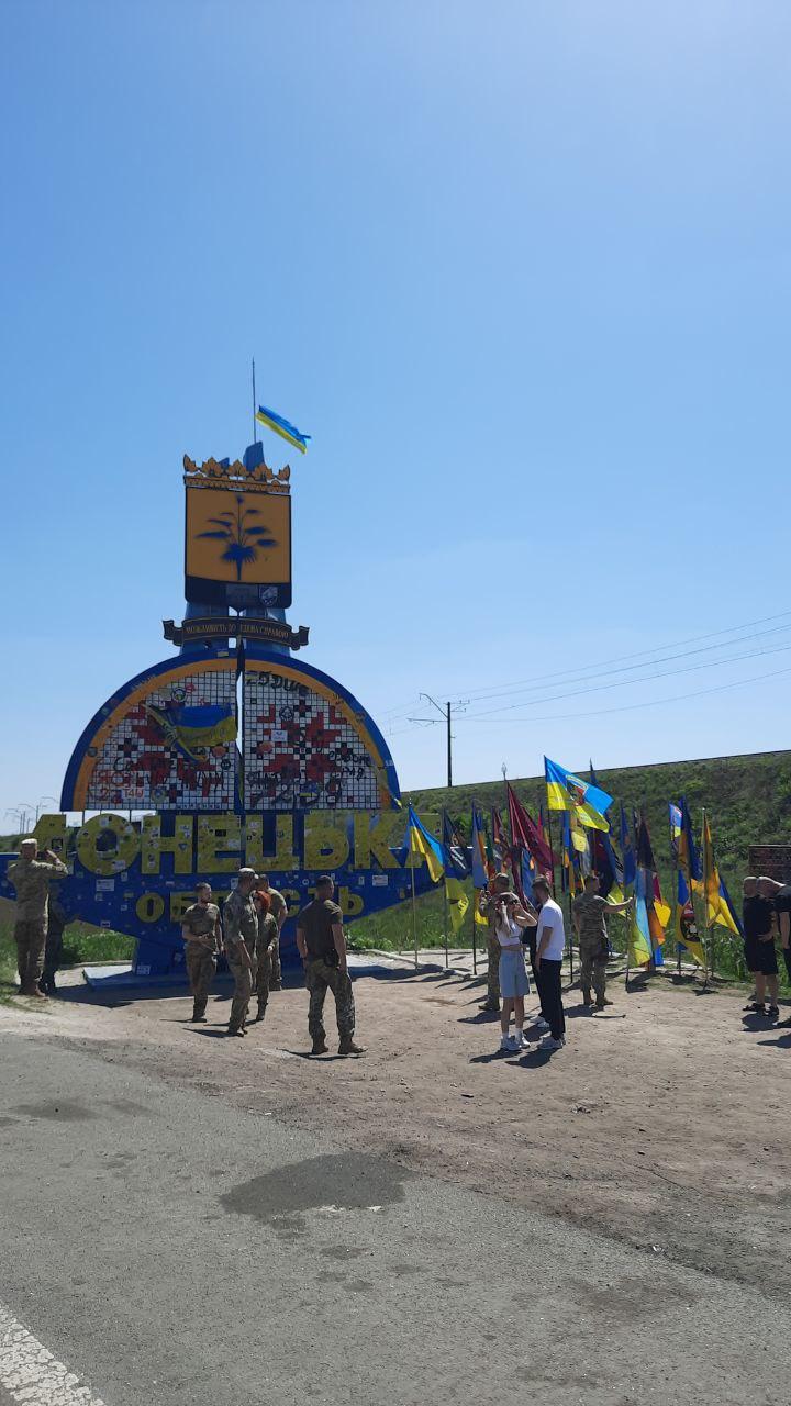 Чи є життя за знаменитою стелою “Донецька область”?