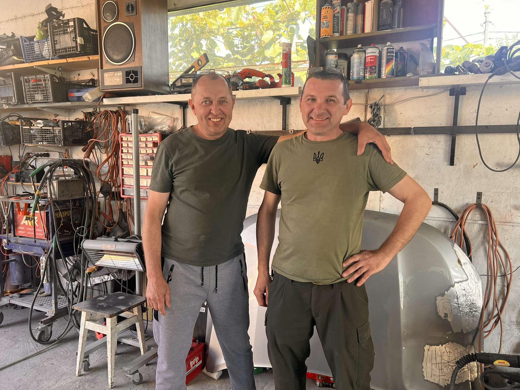 «Стаємо і робимо»: у Брошнів-Осаді автомайстри від початку війни ремонтують машини на передову