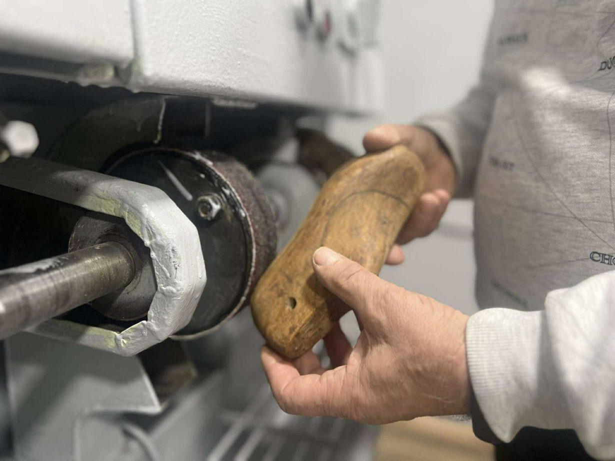 Можна себе прогодувати: у Франківську запрошують ветеранів війни на безкоштовні курси з ремонту взуття