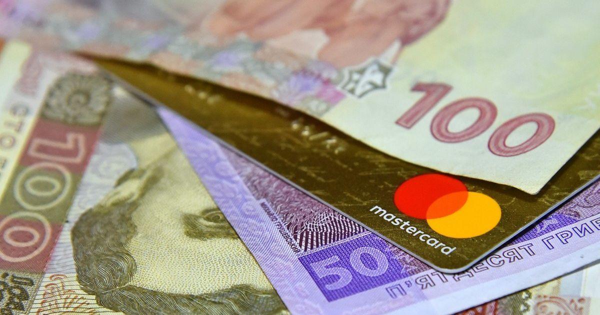 У Харкові жінка знімала гроші з картки померлого чоловіка — їй загрожує до 8 років за ґратами