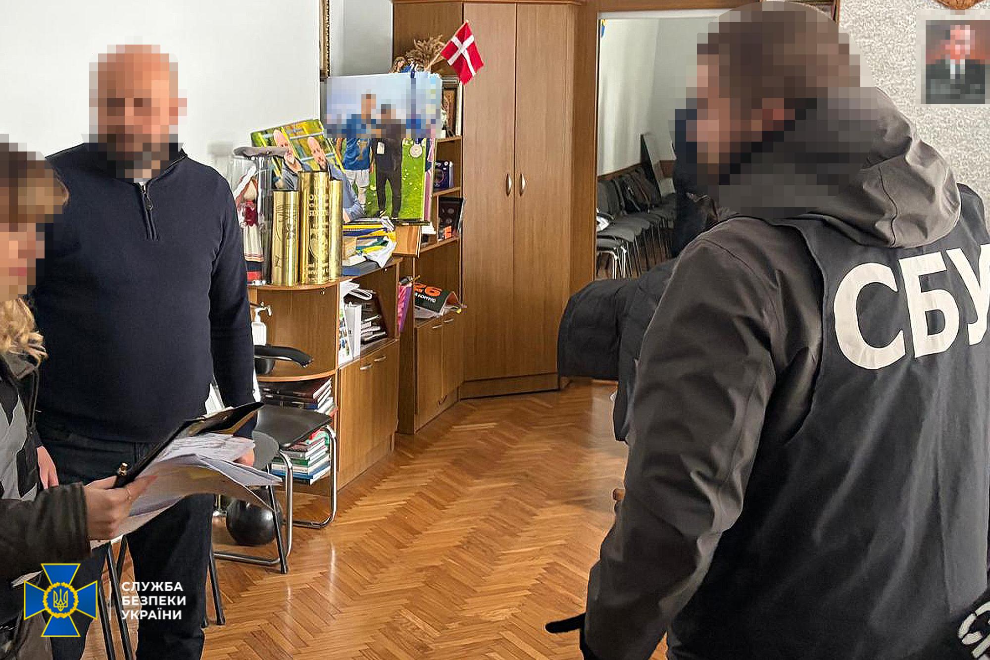 Обшуки та затримання: міського голову Галича викрили на хабарях за землю