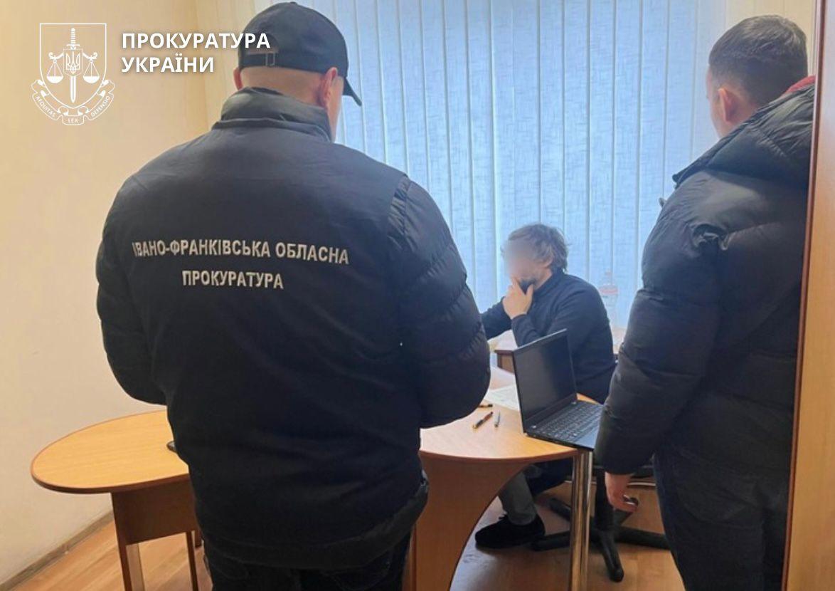 «Бронь» за 5 тис. доларів США: на Прикарпатті викрили посадовців залізниці та обласного ДСНС на торгівлі посадами