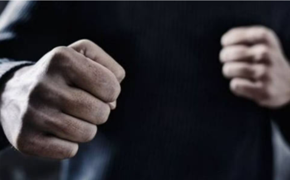 Дитину госпіталізували: на Прикарпатті батько побив дочку-семикласницю