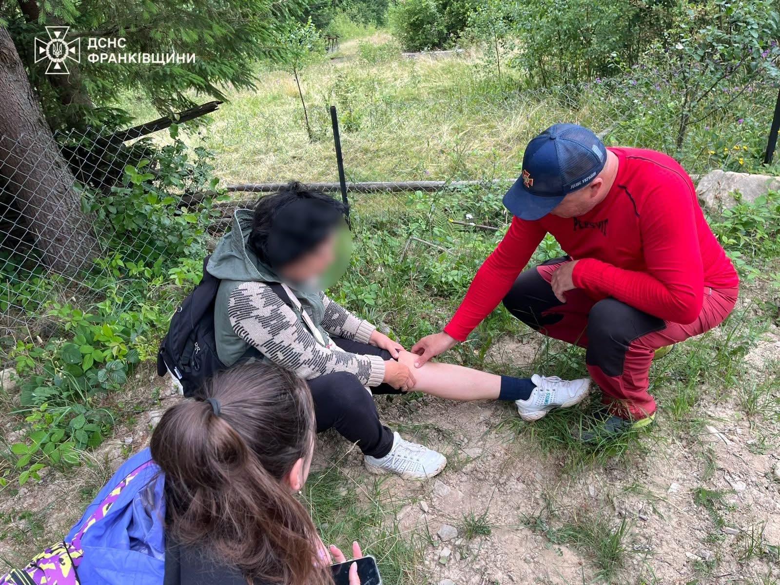 За добу в Карпатах врятували трьох травмованих туристів