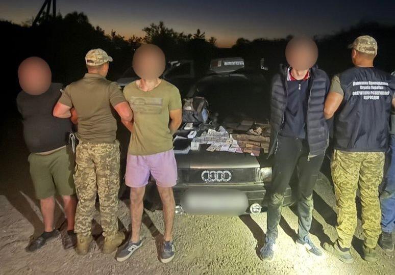 Прикордонники з пострілами затримали переправника біля кордону з Румунією