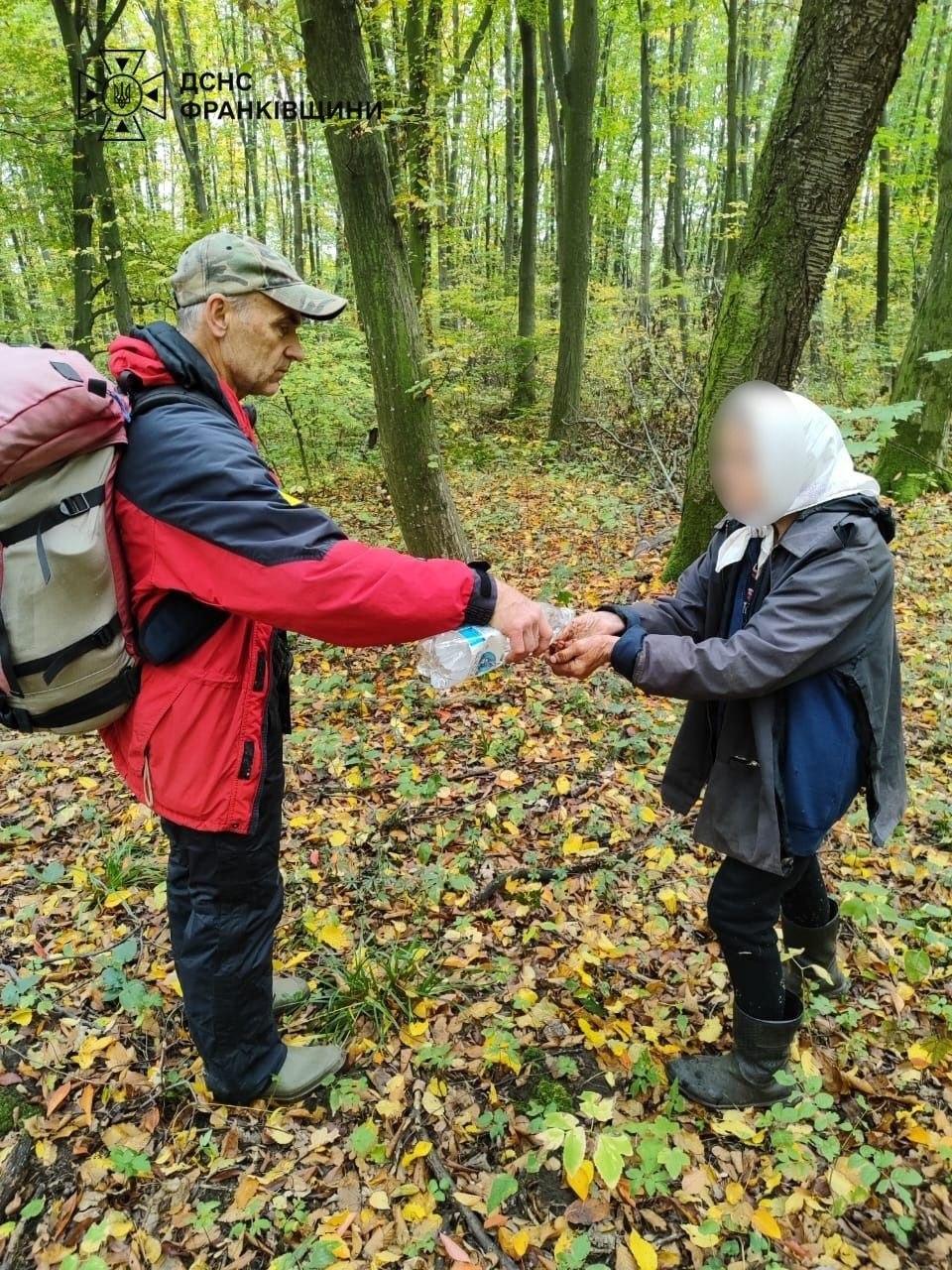Поблизу Бурштина знайшли літню жінку, пошуки 85-річного чоловіка тривають