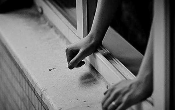 В Івано-Франківську з багатоповерхівки випала 25-річна жінка