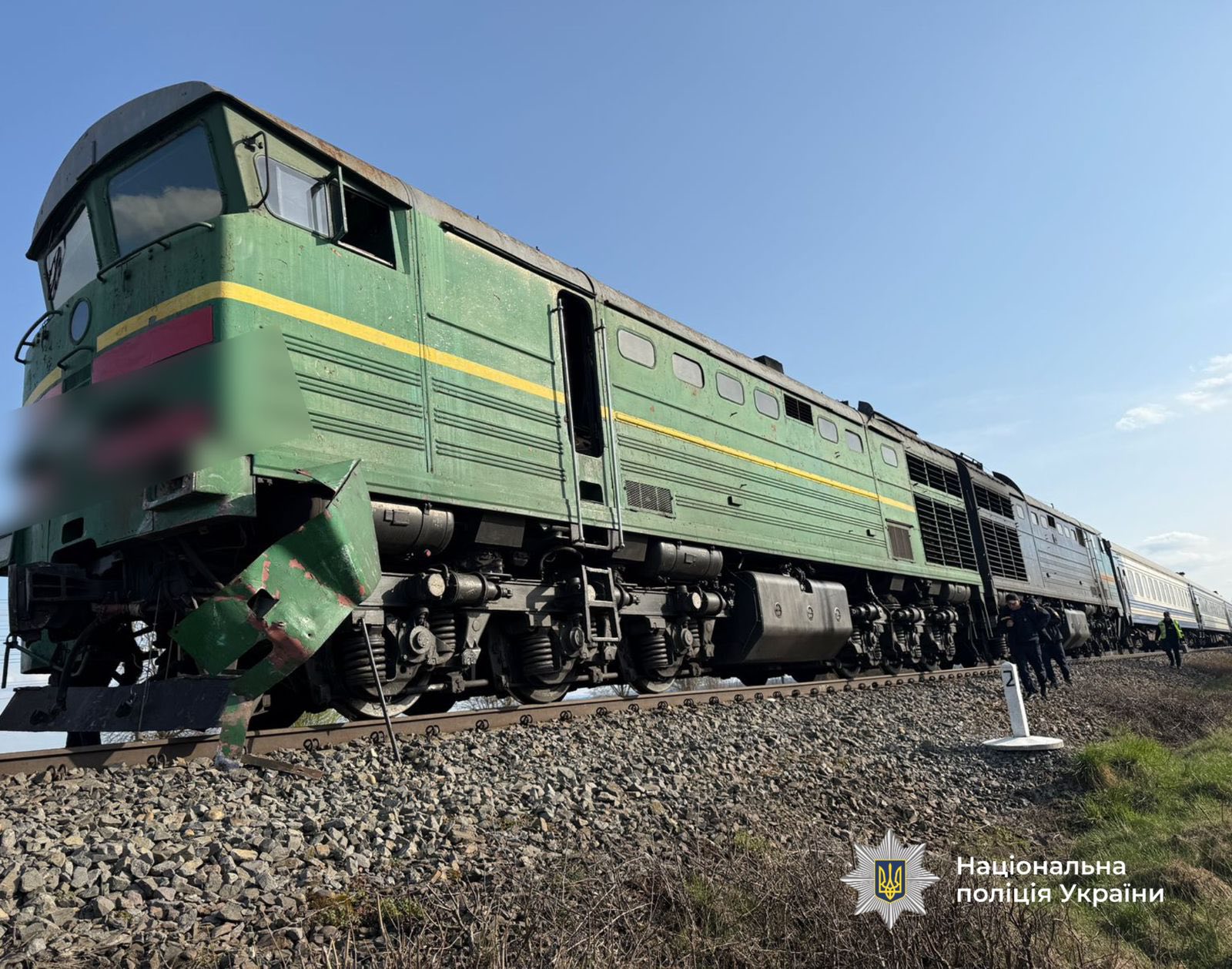 На Надвірнянщині на переїзді авто потрапило під поїзд