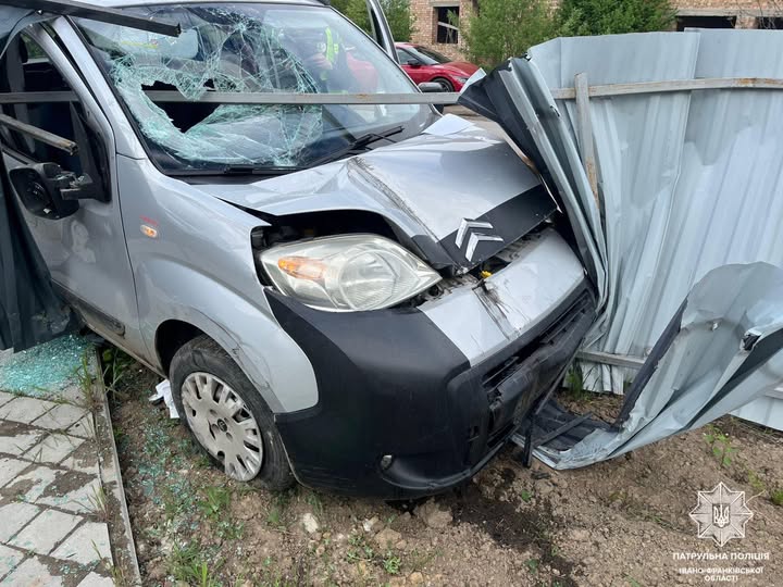 У Вовчинці водій в’їхав у паркан