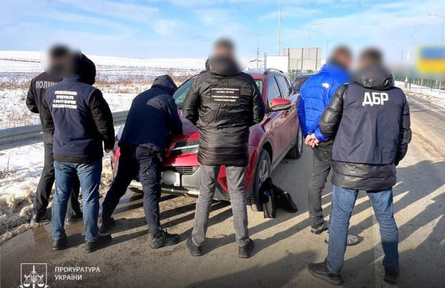 На Львівщині чоловіків переправляли за кордон за паспортами померлих людей