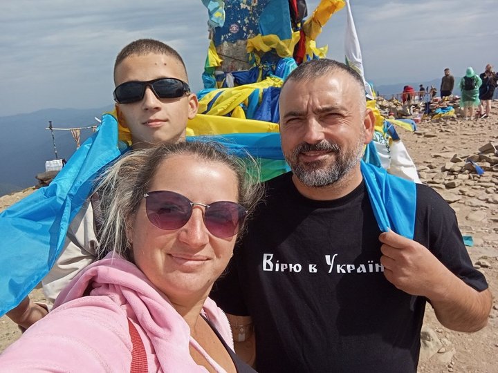 Прикарпатський ветеран після втрати руки стріляє з лука