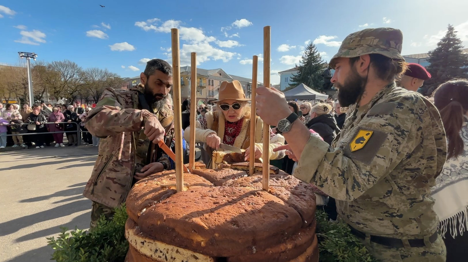 Метр заввишки: у місті на Волині до Великодня спекли 200-кілограмову паску