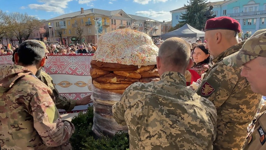 Метр заввишки: у місті на Волині до Великодня спекли 200-кілограмову паску