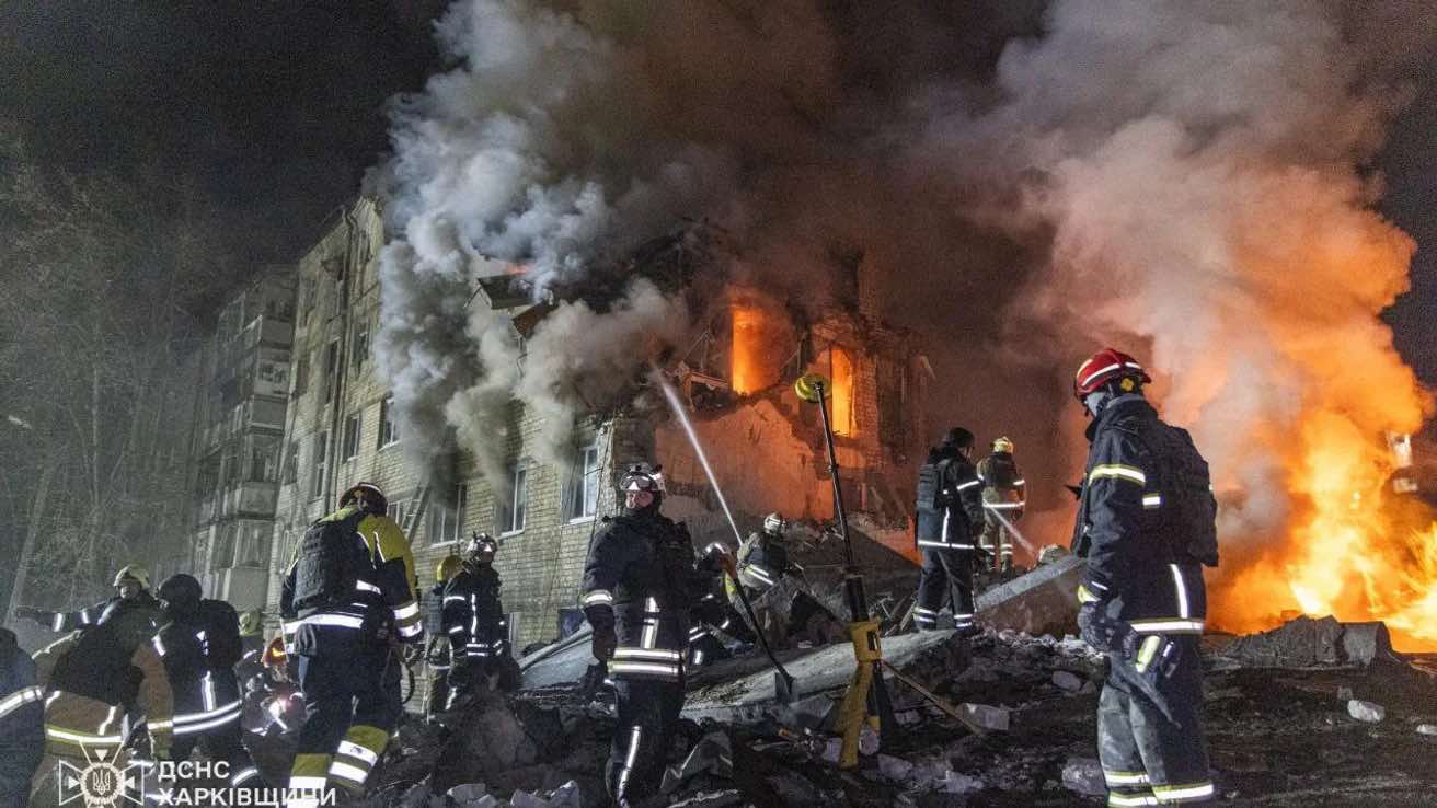Війська РФ влучили балістикою по багатоповерхівці в Харкові